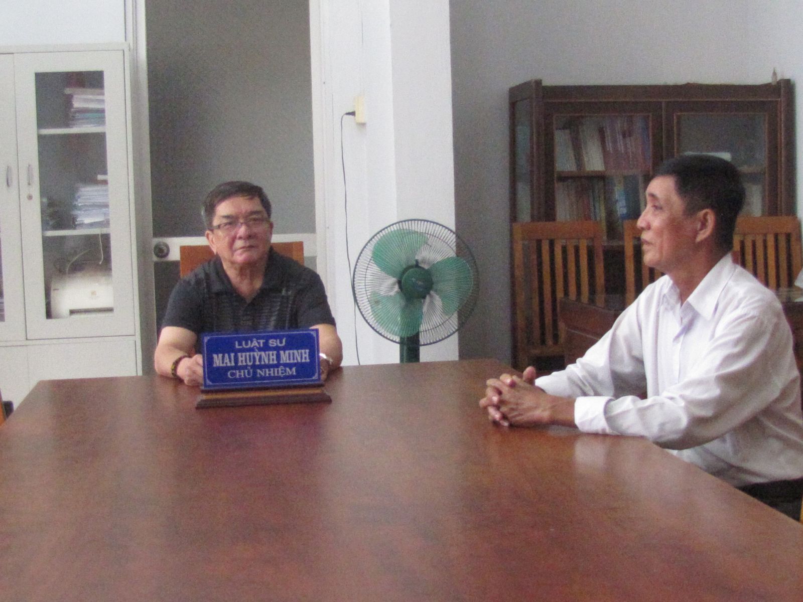 Chủ nhiệm Đoàn Luật sư Long An - luật sư Mai Huỳnh Minh (bên trái) cùng luật sư trong đoàn thường xuyên trợ giúp pháp lý cho khách hàng tại trụ sở