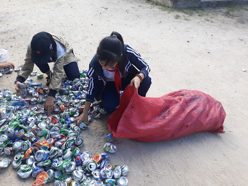 Nhặt những vỏ chai giúp học sinh biết bảo vệ môi trường