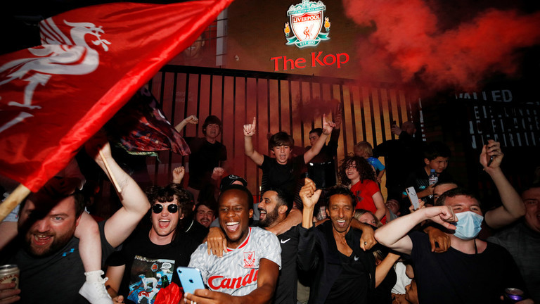 Fan Liverpool ăn mừng chức vô địch bên ngoài sân Anfield