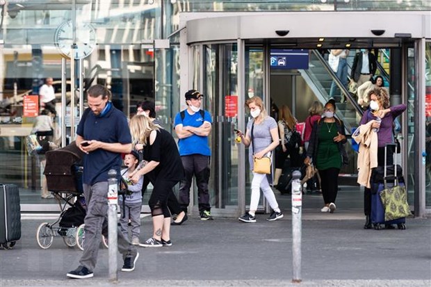 Người dân đeo khẩu trang phòng lây nhiễm COVID-19 tại nhà ga tàu hỏa ở Berlin, Đức. (Ảnh: THX/TTXVN)