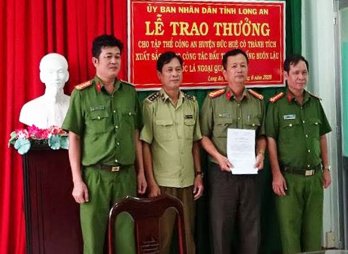 Thưởng nóng tập thể Công an huyện Đức Huệ