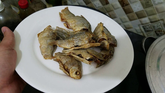 Cá diếc chiên giòn chấm mắm ớt, món bình dân biến thành "hàng hiệu" Cá diếc chiên giòn là món ăn hấp dẫn