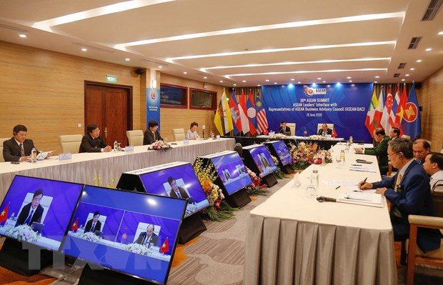 Phiên đối thoại của các Nhà lãnh đạo ASEAN với Hội đồng Tư vấn Kinh doanh ASEAN (ASEAN BAC). (Ảnh: TTXVN)