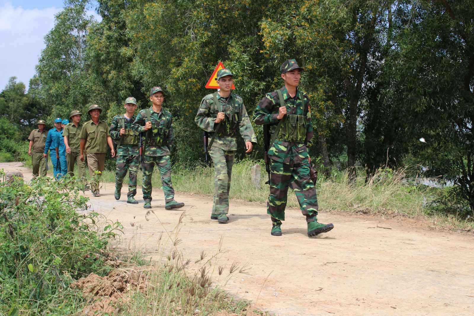 Cán bộ, chiến sĩ Đồn Long Khốt phối hợp  tuần tra bảo vệ biên giới