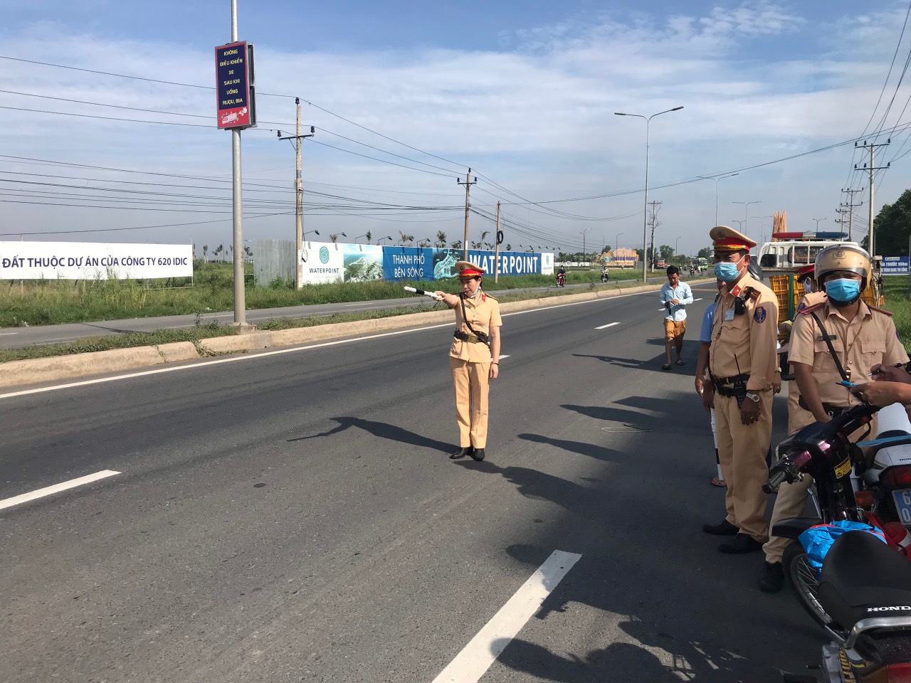 Cán bộ, chiến sĩ nữ Cảnh sát giao thông Công an huyện Bến Lức tuần tra, xử lý vi phạm