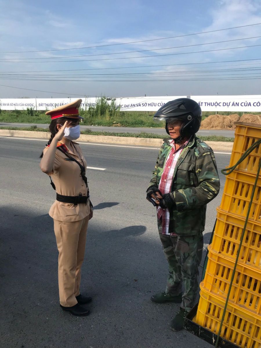 Công an huyện Bến Lức, tỉnh Long An xây dựng mô hình Những bông hồng thép trên trận tuyến giao thông từ ngày 15/6/2020 nhằm xây dựng hình ảnh đẹp của người cán bộ, chiến sĩ cảnh sát giao thông trong lòng nhân dân