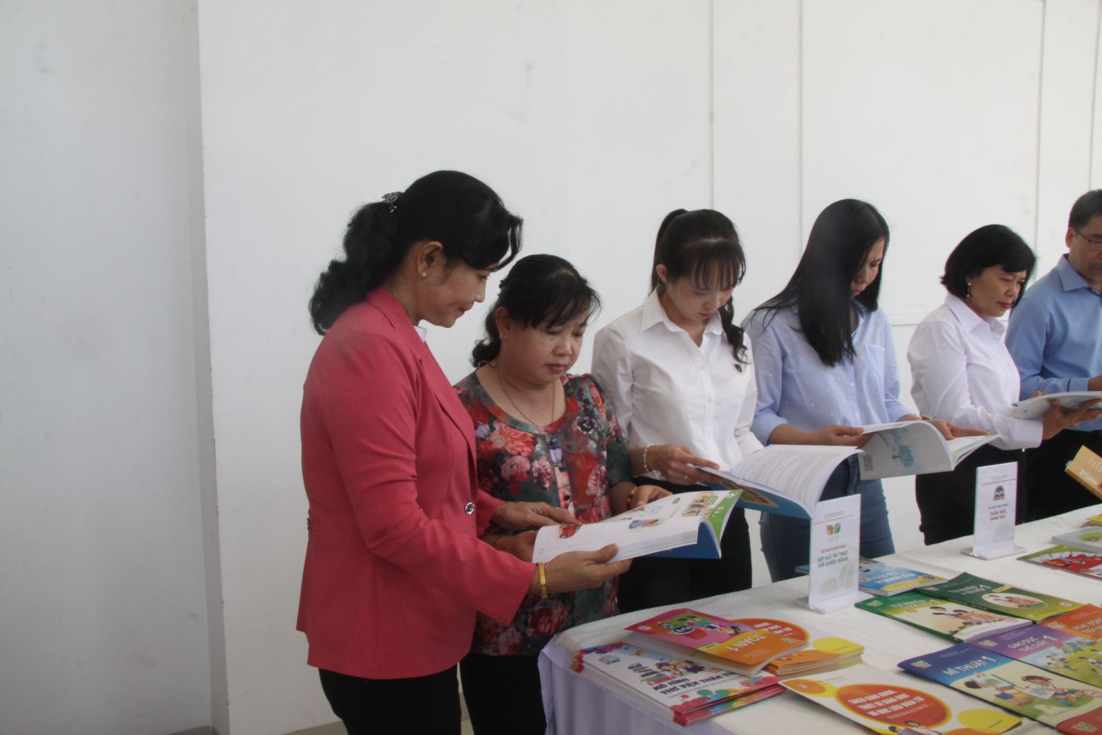 Mỗi trường tự chọn sách giáo khoa lớp 1 phù hợp Các trường hoàn tất việc lựa chọn sách giáo khoa phù hợp với đơn vị mình