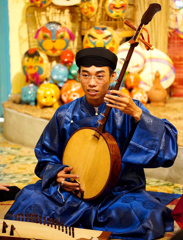 Anh Lê Hoàng Phúc sử dụng thông thạo hơn 10 loại nhạc cụ