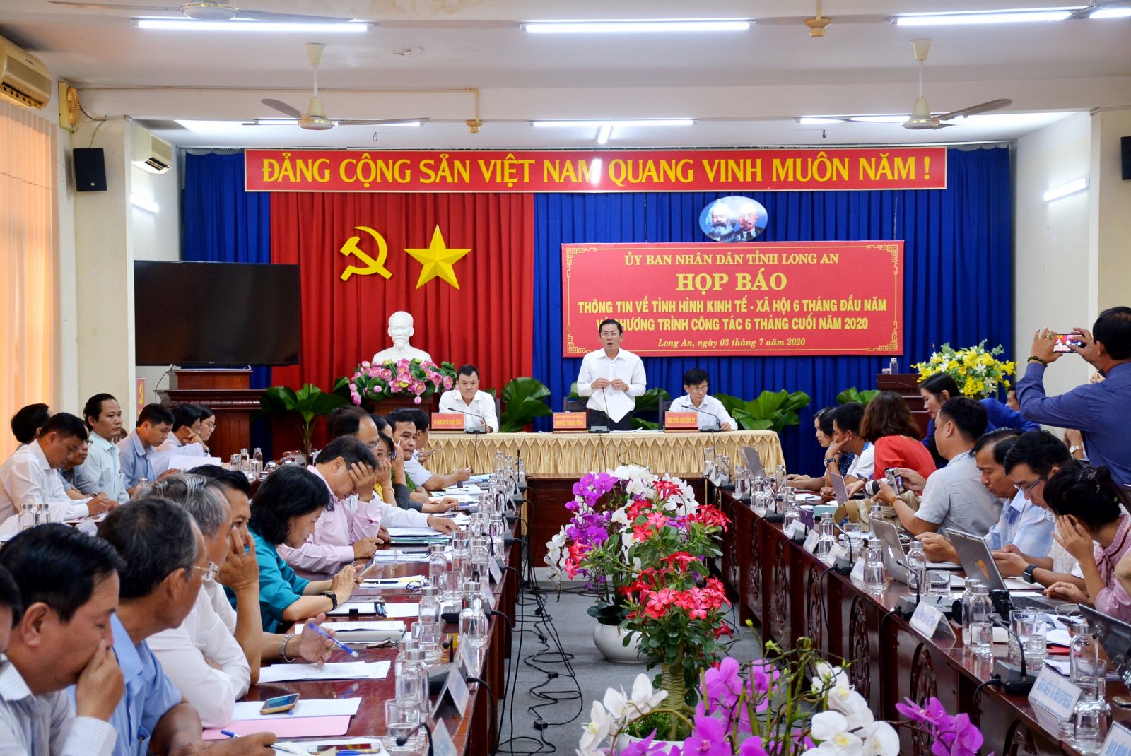 Long An: Press conference on socio-economic situation in first 6 months of 2020 Long An People's Committee held a press conference to inform socio-economic situation in the first 6 months