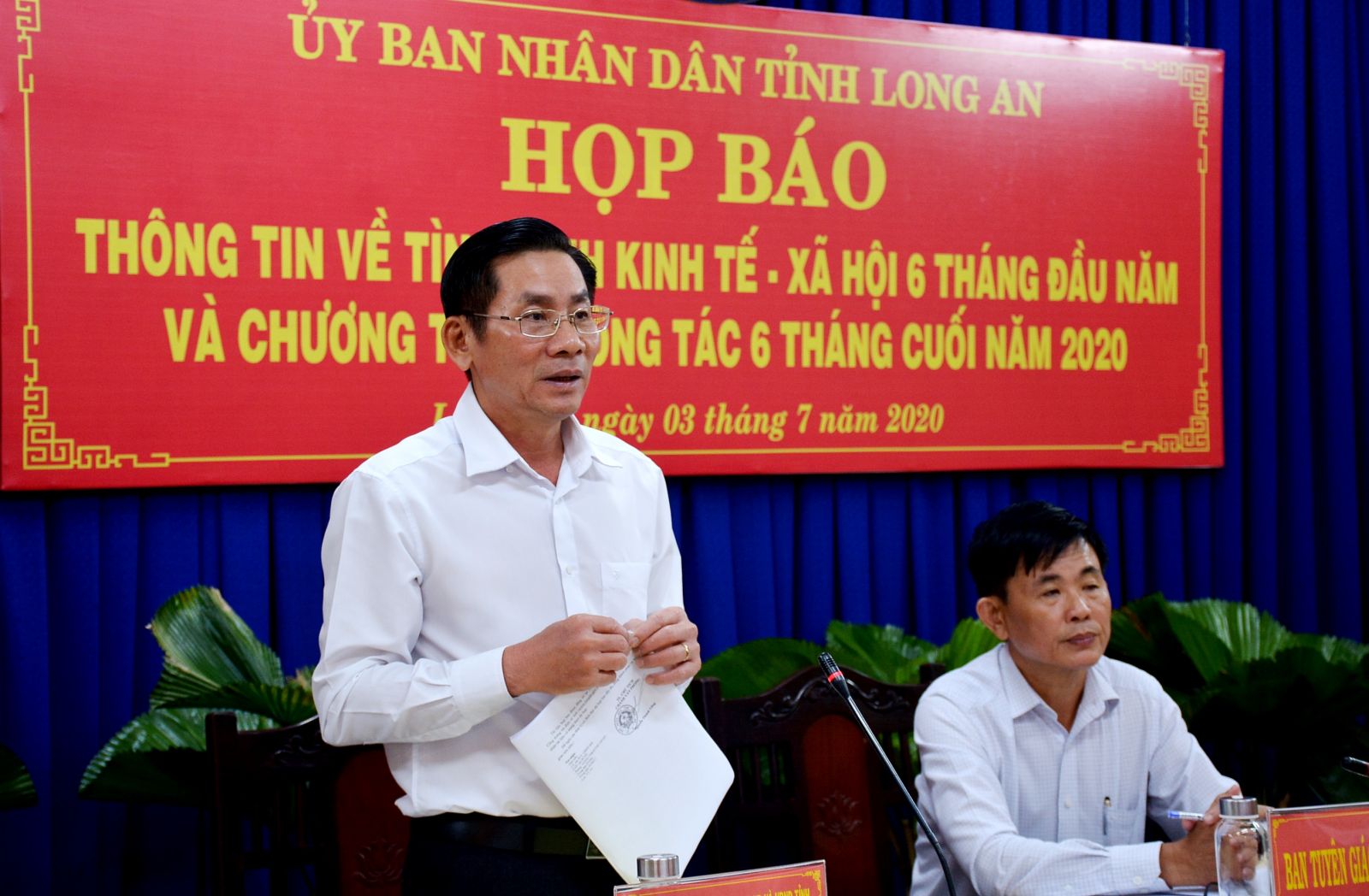 Long An: Press conference on socio-economic situation in first 6 months of 2020 Spokesman of the provincial People's Committee, Chief of the Office of the Delegation of National Assembly, People's Council, People's Committee of Long An province - Nguyen Thanh Vung speaks at the press conference