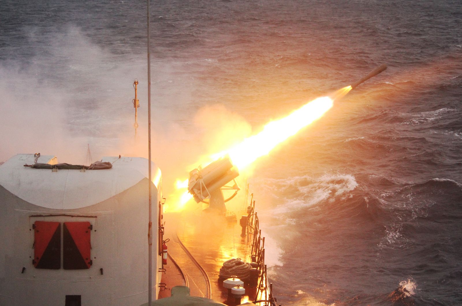 Tàu 11 thực hành bắn pháo tiêu diệt mục tiêu trên biển