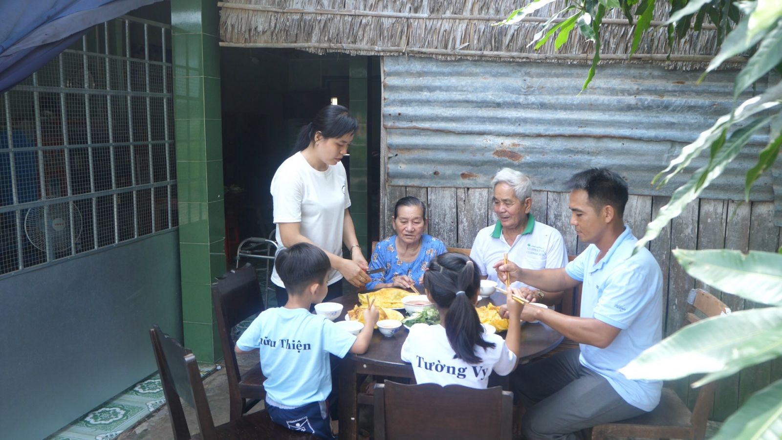 Bữa cơm sum họp của gia đình Đại úy Nguyễn Hữu Có