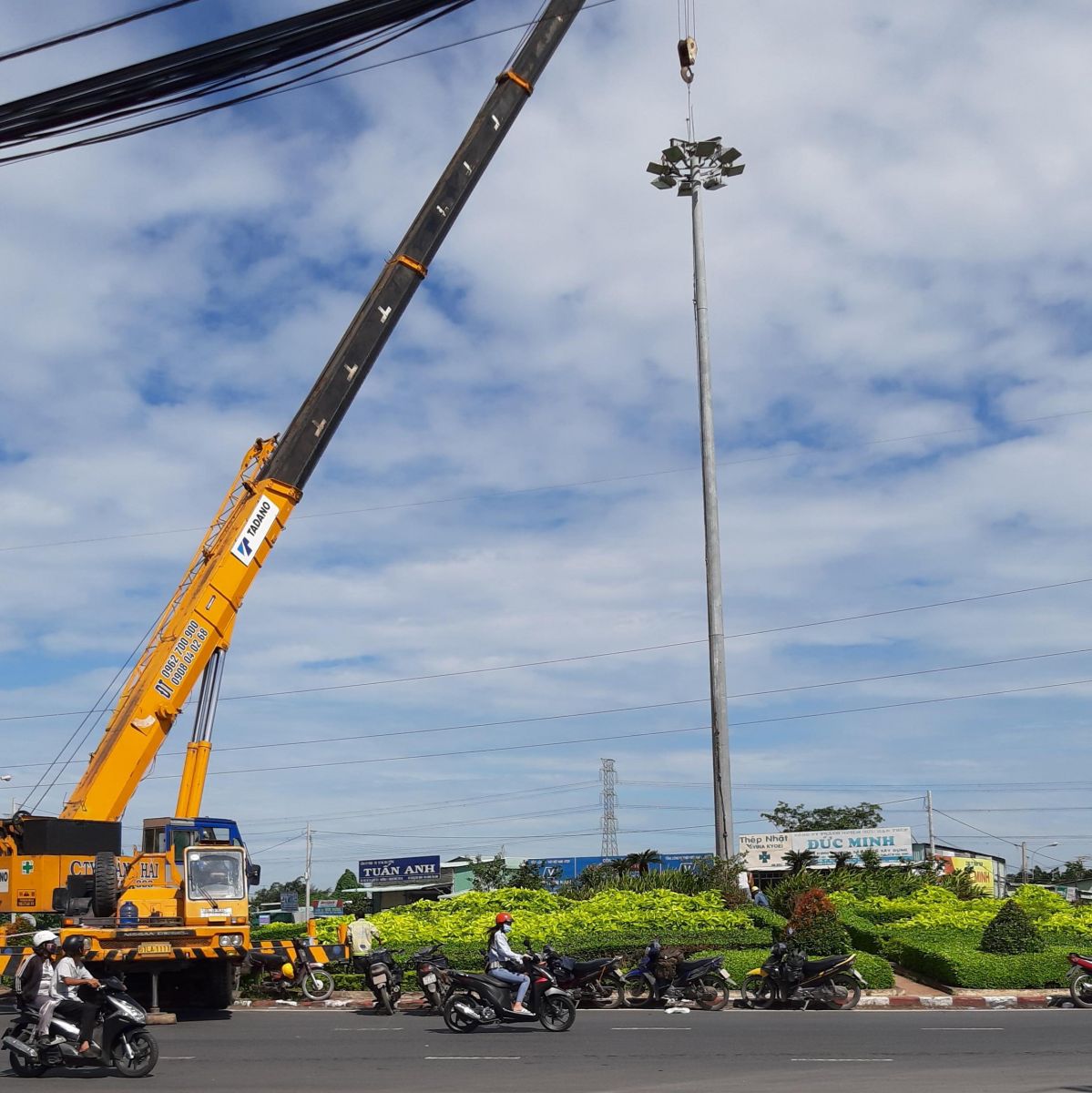Tan An City: Embellishing urban to celebrate Provincial Party Congress The roundabout of ward 5 is revamped and repaired to celebrate the Provincial Party Congress
