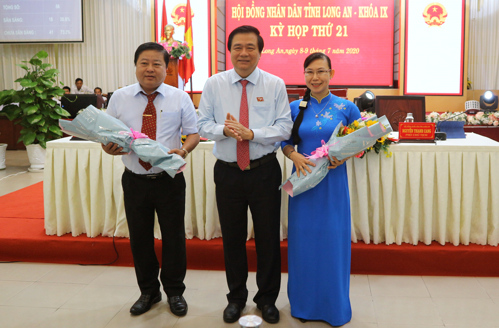 21st Session of Long An People's Council passes 27 resolutions on economy-society Secretary of the Provincial Party Committee, Chairman of the Provincial People's Council - Pham Van Ranh presents flowers to congratulate 2 newly elected comrades holding the titles of Members of the Provincial People's Committee