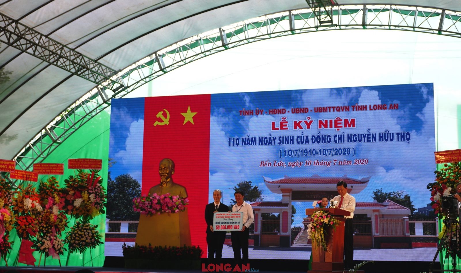 NA Chairwoman - Nguyen Thi Kim Ngan attends the 110th Birthday Anniversary of comrade Nguyen Huu Tho The eldest son of lawyer Nguyen Huu Tho - Mr. Nguyen Huu Chau (L) gives a scholarship fund to Long An