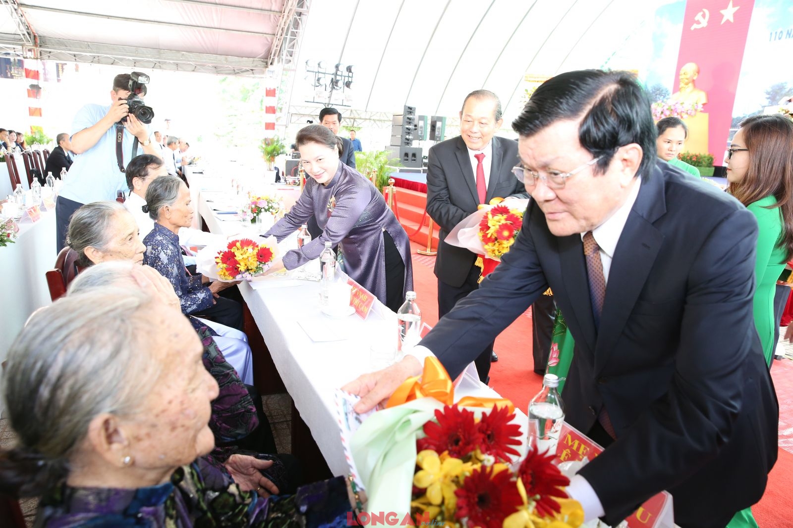 NA Chairwoman - Nguyen Thi Kim Ngan attends the 110th Birthday Anniversary of comrade Nguyen Huu Tho The leadership comrades present flowers to the Vietnamese Heroic Mother