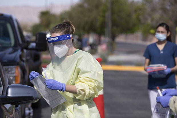 Nhân viên y tế lấy mẫu xét nghiệm COVID-19 tại Las Vegas, Mỹ ngày 9/7. (Nguồn: reviewjournal.com)
