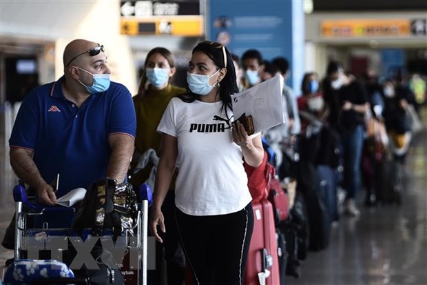 Hành khách đeo khẩu trang phòng lây nhiễm COVID-19 tại sân bay Fiumicino ở Rome, Italy. (Ảnh: AFP/TTXVN)
