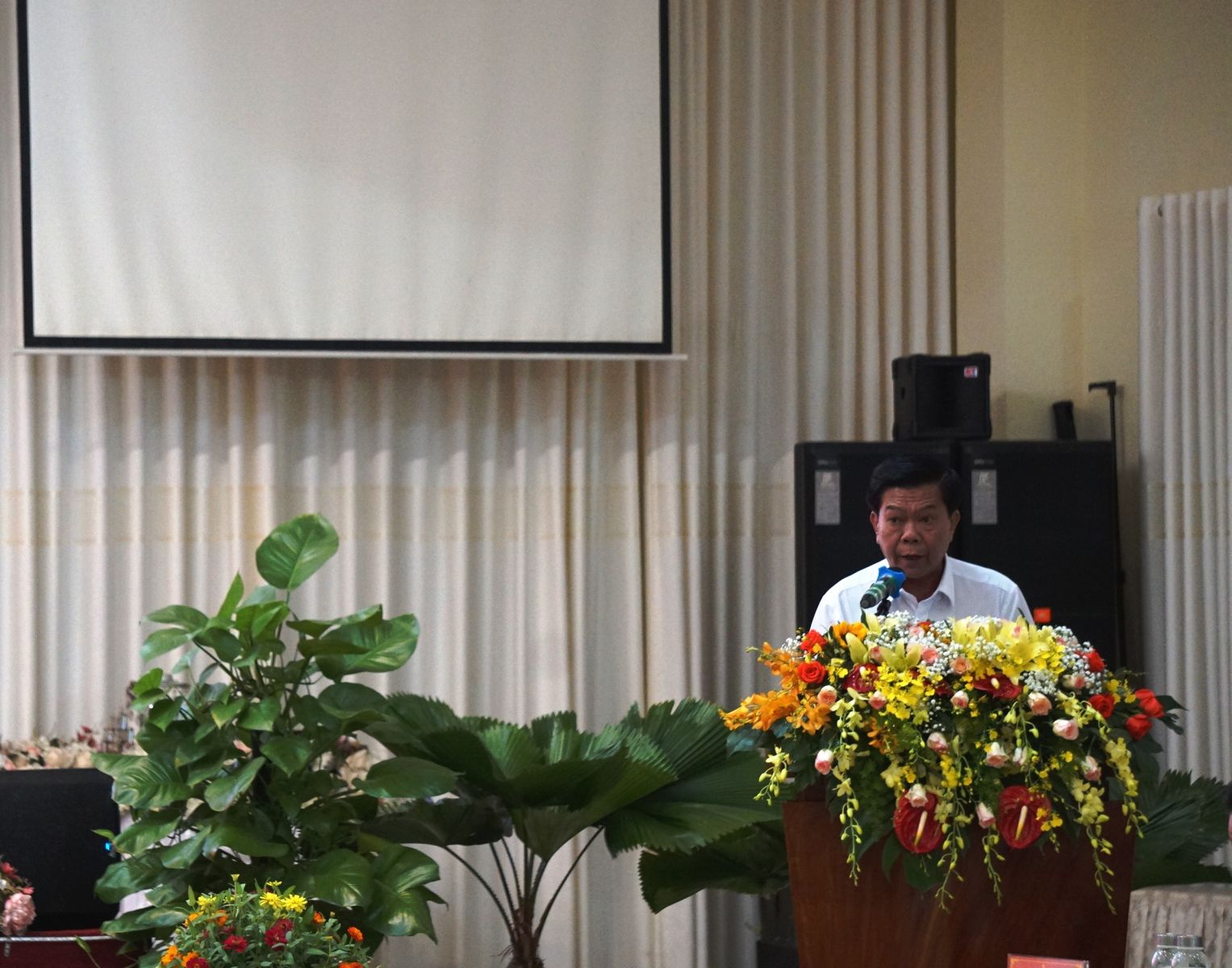 Chairman of the Provincial People's Committee - Tran Van Can informed a number of situations on the implementation of the Resolution of the Xth Provincial Party Congress