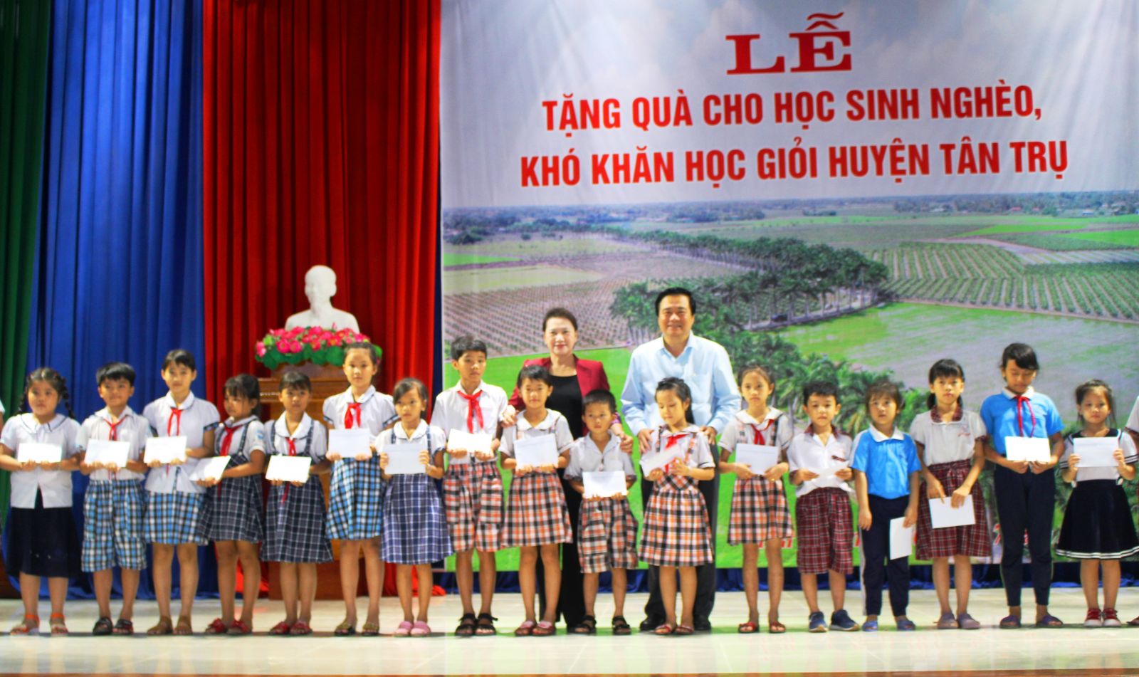 NA Chairwoman - Nguyen Thi Kim Ngan and Secretary of the Provincial Party Committee, Chairman of Provincial People's Council of Long An province - Pham Van Ranh give scholarships to students