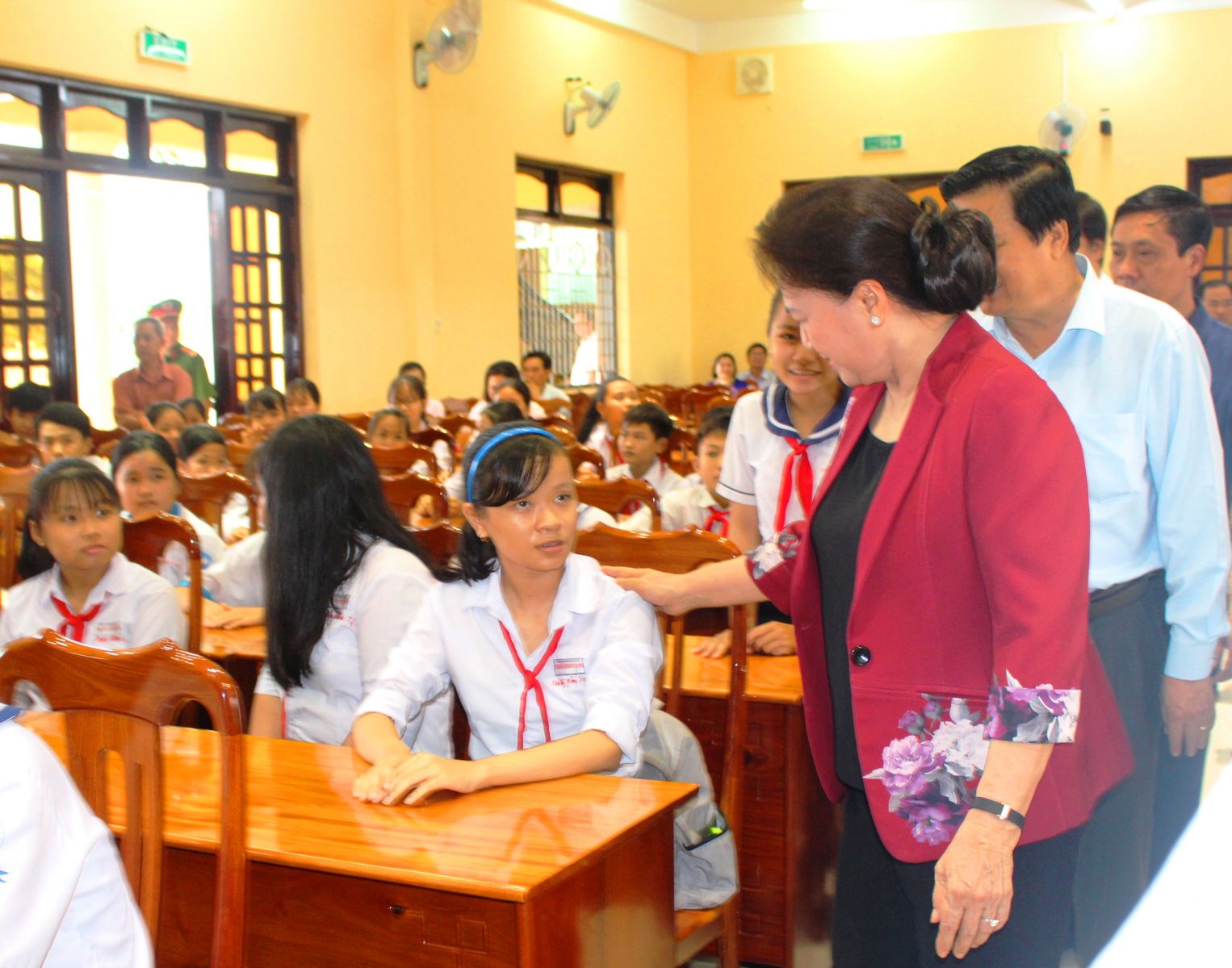 NA Chairwoman - Nguyen Thi Kim Ngan visits Tan Tru district NA Chairwoman - Nguyen Thi Kim Ngan encourages the children to continue their study