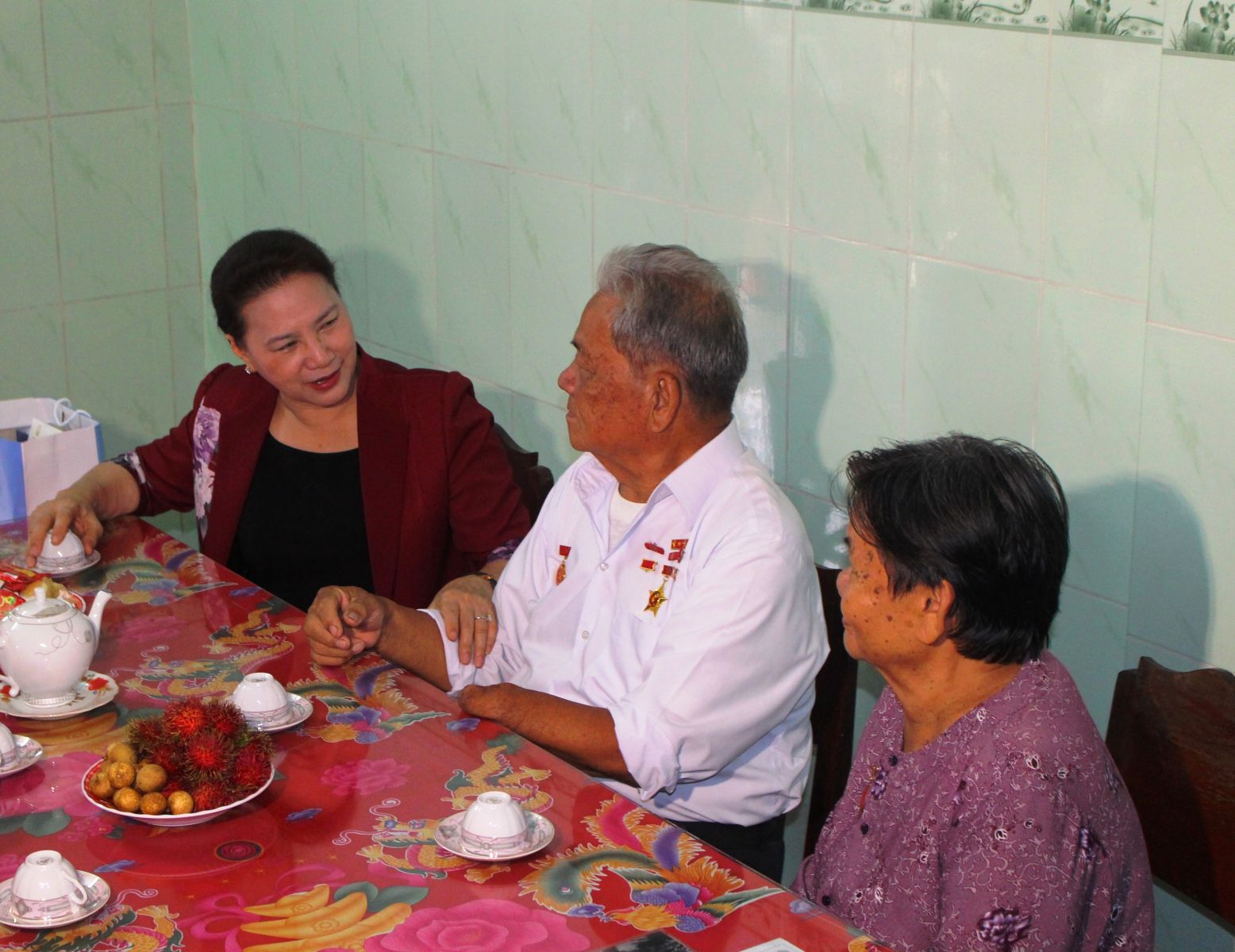 NA Chairwoman - Nguyen Thi Kim Ngan visits Tan Tru district Ms. Nguyen Thi Kim Ngan suggests that the locality must always pay attention to the policy families and national-deserving people in the area