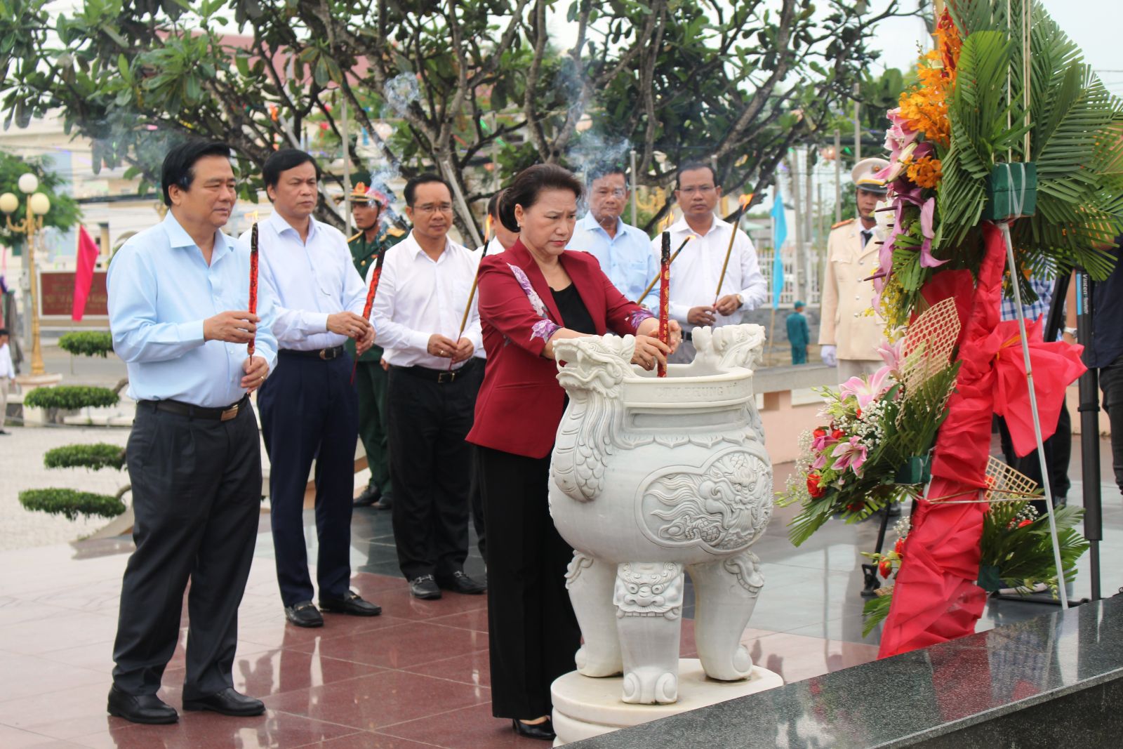 NA Chairwoman - Nguyen Thi Kim Ngan offers incense as a tribute to the heroic martyrs at Tan Tru district Memorial