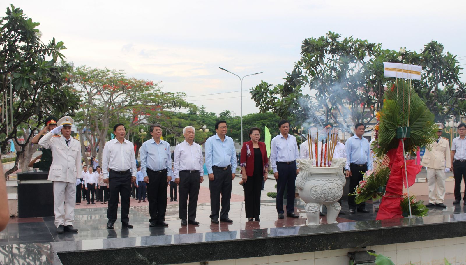 Ms. Nguyen Thi Kim Ngan visits the betel-nut road in Duc Tan commune, Tan Tru district