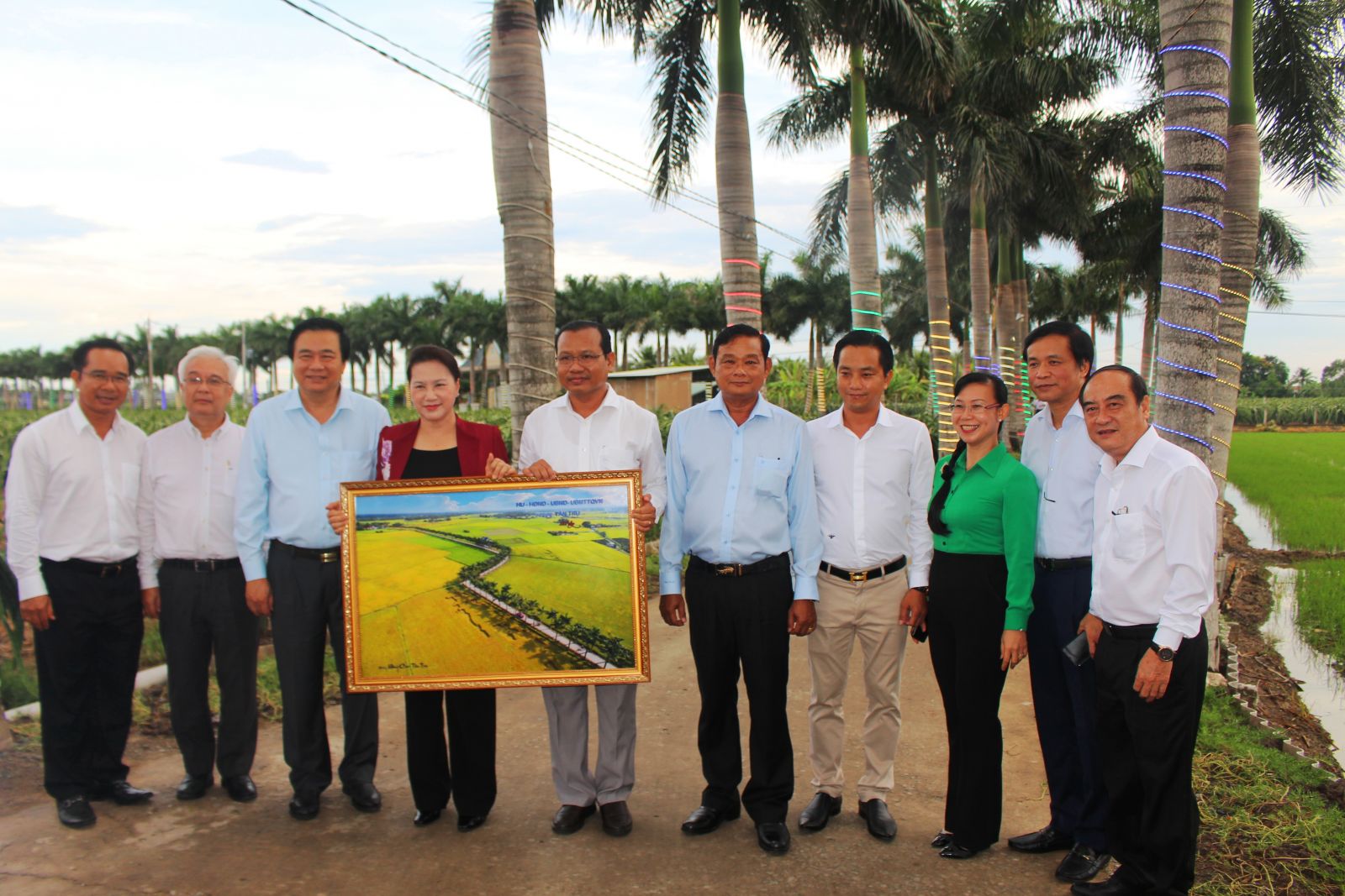 NA Chairwoman - Nguyen Thi Kim Ngan visits Tan Tru district Chairwoman - Nguyen Thi Kim Ngan takes a souvenir photo with local leaders on the betel-nut road