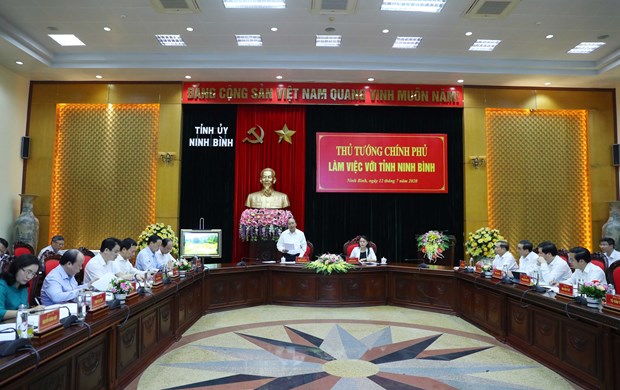 PM checks disbursement of public investment in Ninh Binh Prime Minister Nguyen Xuan Phuc (standing) at the working session with Ninh Binh authorities (Photo: VNA)