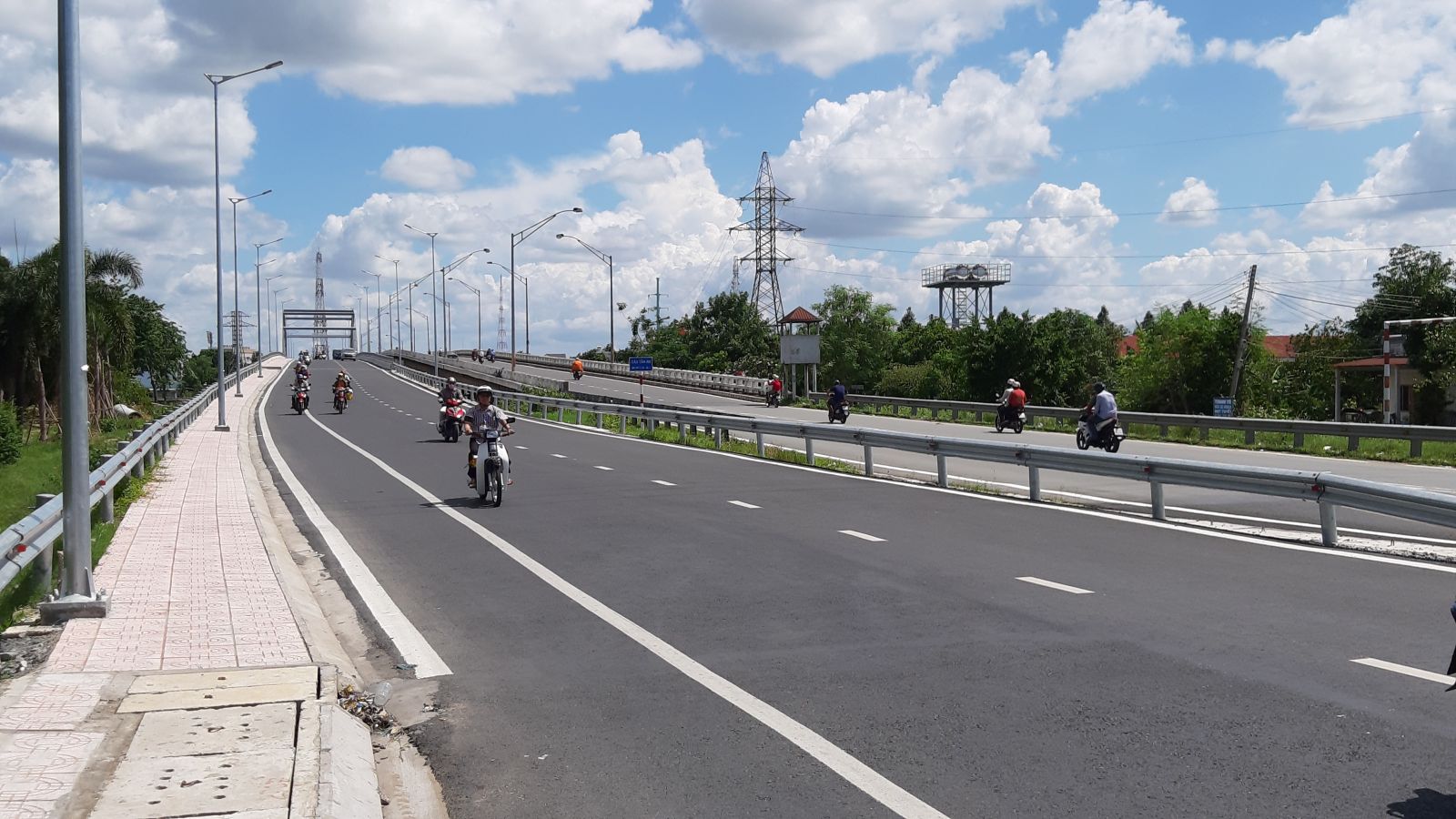 Kết cấu hạ tầng giao thông đường bộ ngày càng hoàn thiện, đáp ứng yêu cầu giao thông - vận tải ngày càng tăng(Trong ảnh: Cầu Tân An 4 thông xe ngày 07/6/2020)