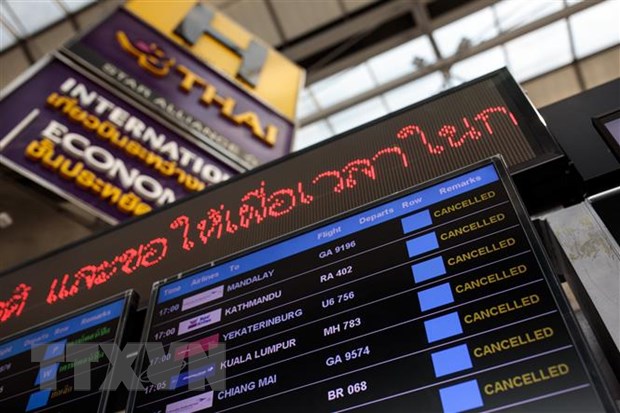 Bảng thông báo các chuyến bay bị hủy do dịch COVID-19 tại sân bay Suvarnabhumi ở Bangkok, Thái Lan. (Ảnh: AFP/TTXVN)
