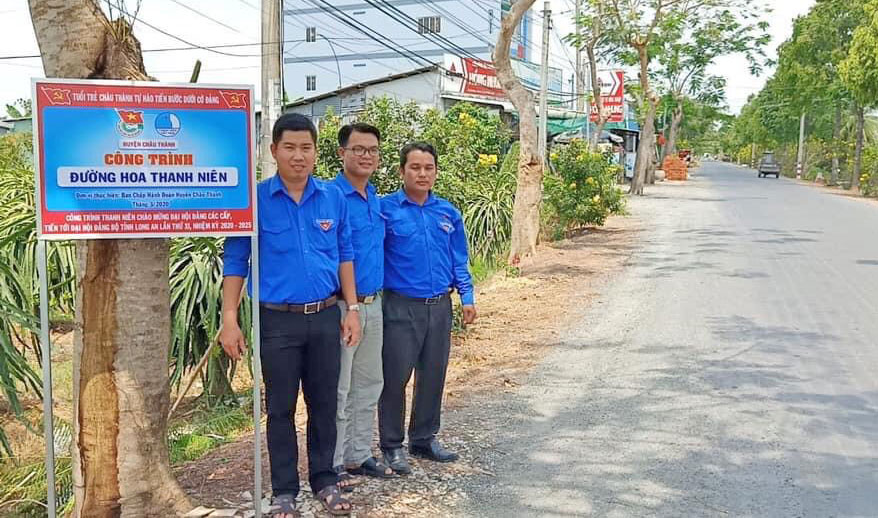 Thanh niên Châu Thành trồng hoa chào mừng đại hội Đảng các cấp