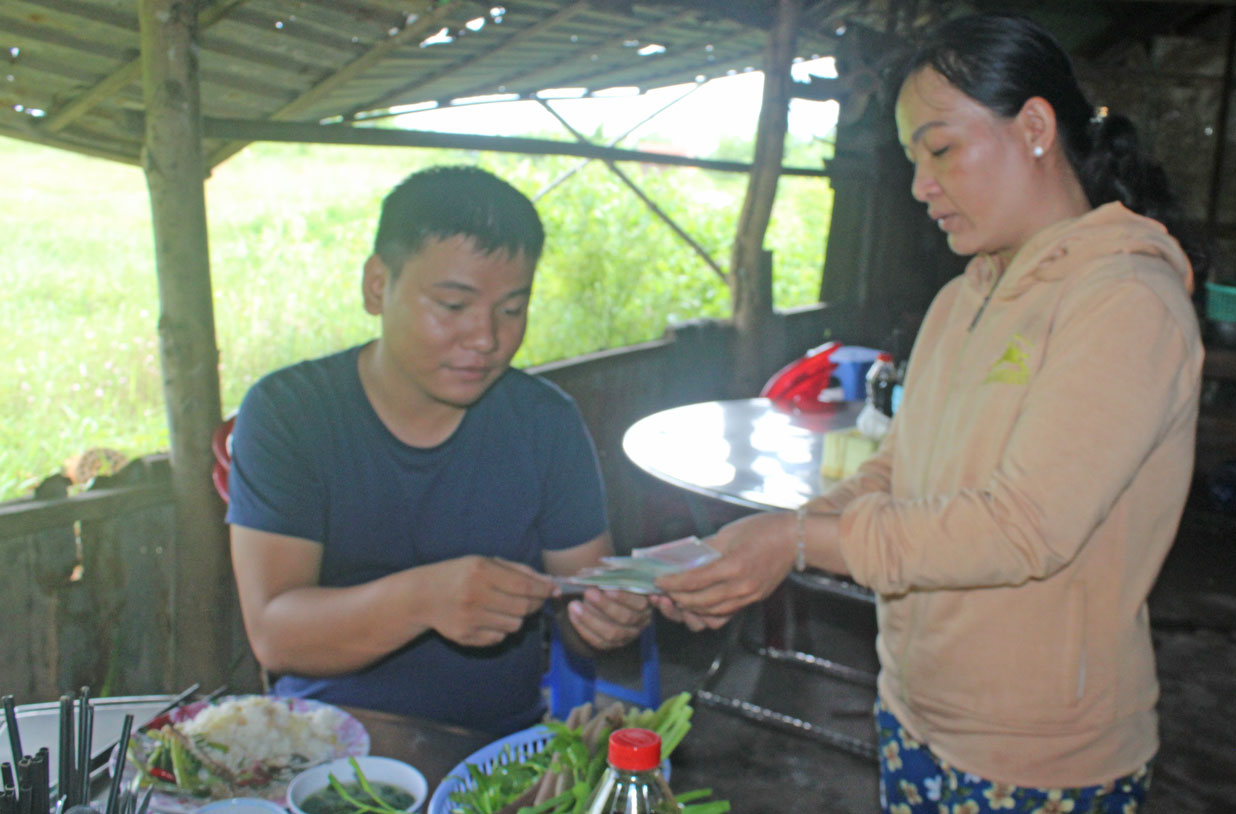 Sức khỏe ngày càng tốt, việc làm ổn định, chị Lê Thị Trang tự nguyện viết đơn ra khỏi hộ cận nghèo