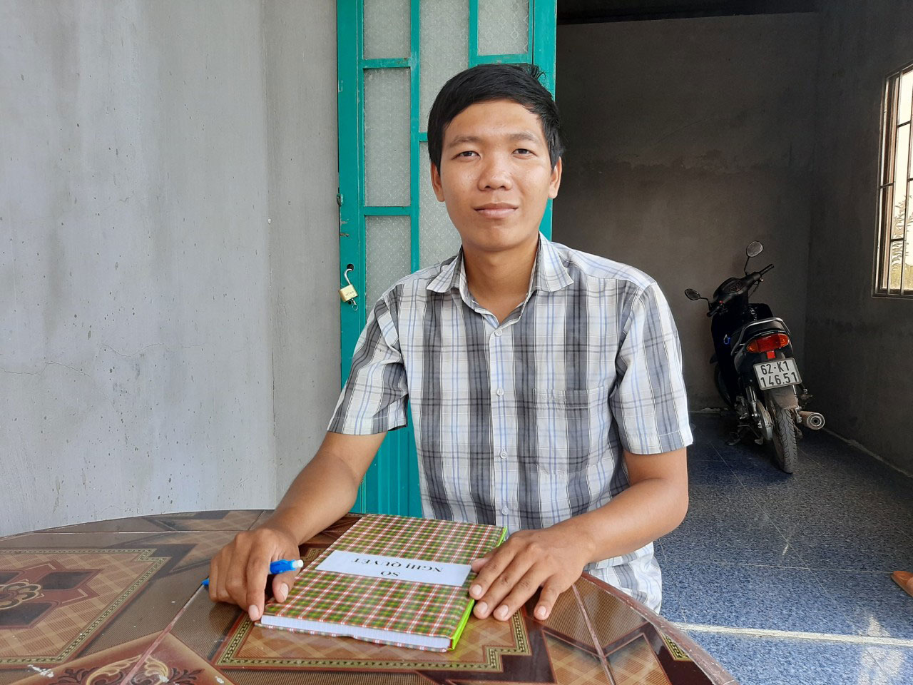 Với anh Nguyễn Phạm Tấn Phong, đi lại nhiều là điều bắt buộc để thuyết phục người dân không có cách nào khác là kiên trì và tận tâm