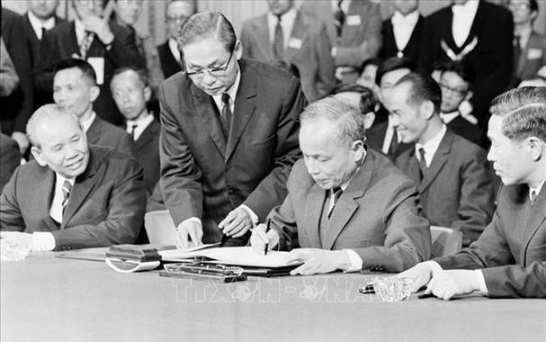 Nguyễn Duy Trinh - Chiến sĩ cách mạng tiêu biểu trên quê hương Xô viết anh hùng Đồng chí Nguyễn Duy Trinh ký Hiệp định Paris về Việt Nam. Ảnh tư liệu: TTXVN