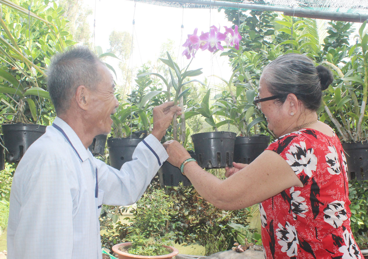 Với ý chí, nghị lực và tấm lòng sẻ chia, vợ chồng ông Đặng Văn Cam, bà Võ Kim Ngọc chủ động viết đơn ra khỏi hộ nghèo