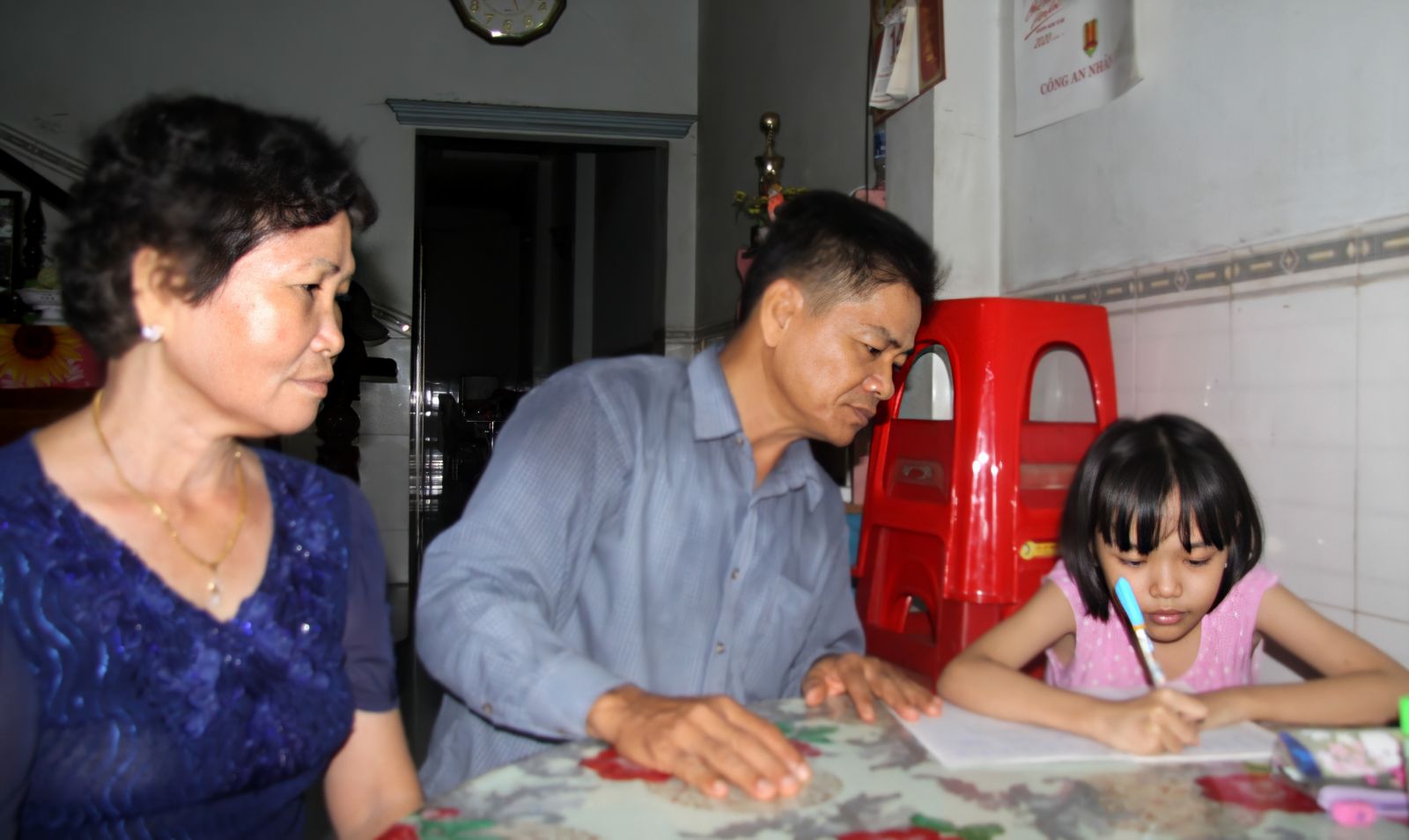 Ông Bảy, bà Hoa chú trọng dạy cháu ngoan và cố gắng học tập