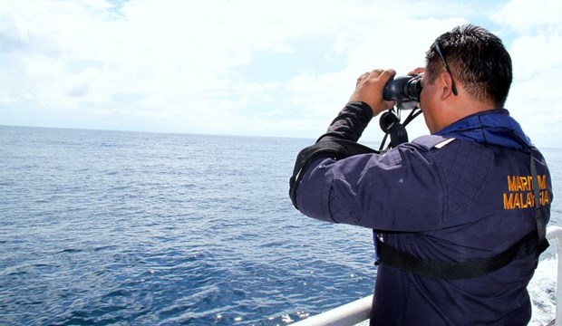 Indonesia, Malaysia apply tougher measures to foreign fishermen’s illegal fishing MMEA nabbed a total of 40 crew members for trespassing and for illegally fishing off the waters of Terengganu. (Photo: Bernama)