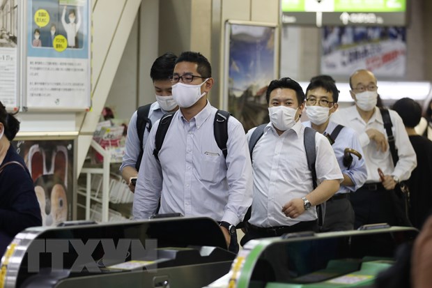Người dân đeo khẩu trang phòng lây nhiễm COVID-19 tại nhà ga tàu hỏa ở Tokyo, Nhật Bản, ngày 15/7. (Ảnh: THX/TTXVN)