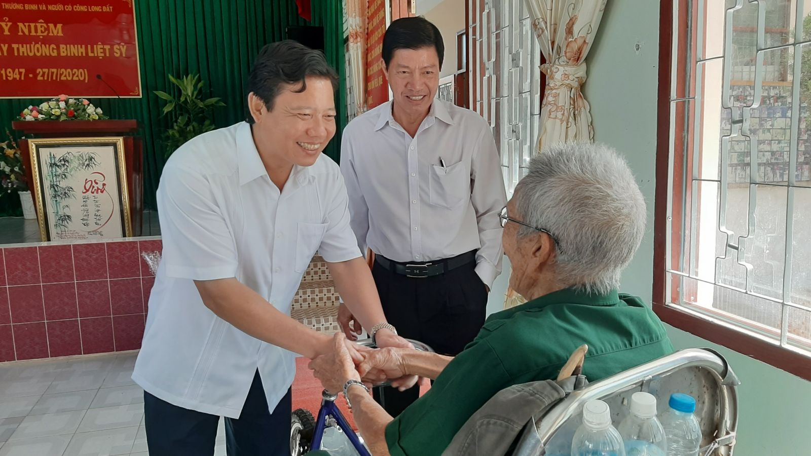 Vice Chairman of Long An People's Committee - Pham Tan Hoa gives gifts to seriously wounded soldiers in Long Dat Vice Chairman of Long An People's Committee Pham Tan Hoa (L) visits and presents gifts to seriously wounded soldiers in Long Dat