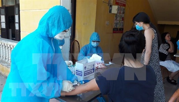 Vietnam goes through 94 days without COVID-19 infections in community Medical workers take blood samples for testing (Photo: VNA)