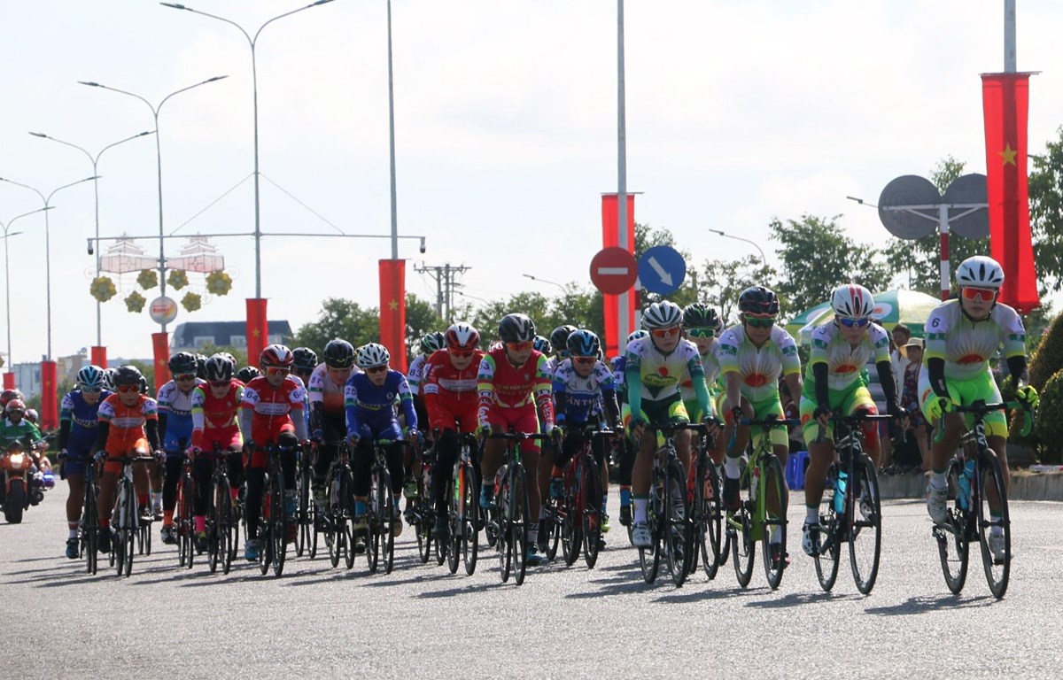 Các vận động viên thi đấu chặng đầu tiên quanh đường Tân lộ Kiều Lương (thành phố Châu Đốc, An Giang), cự ly 45,6km. (Ảnh: Công Mạo/TTXVN)
