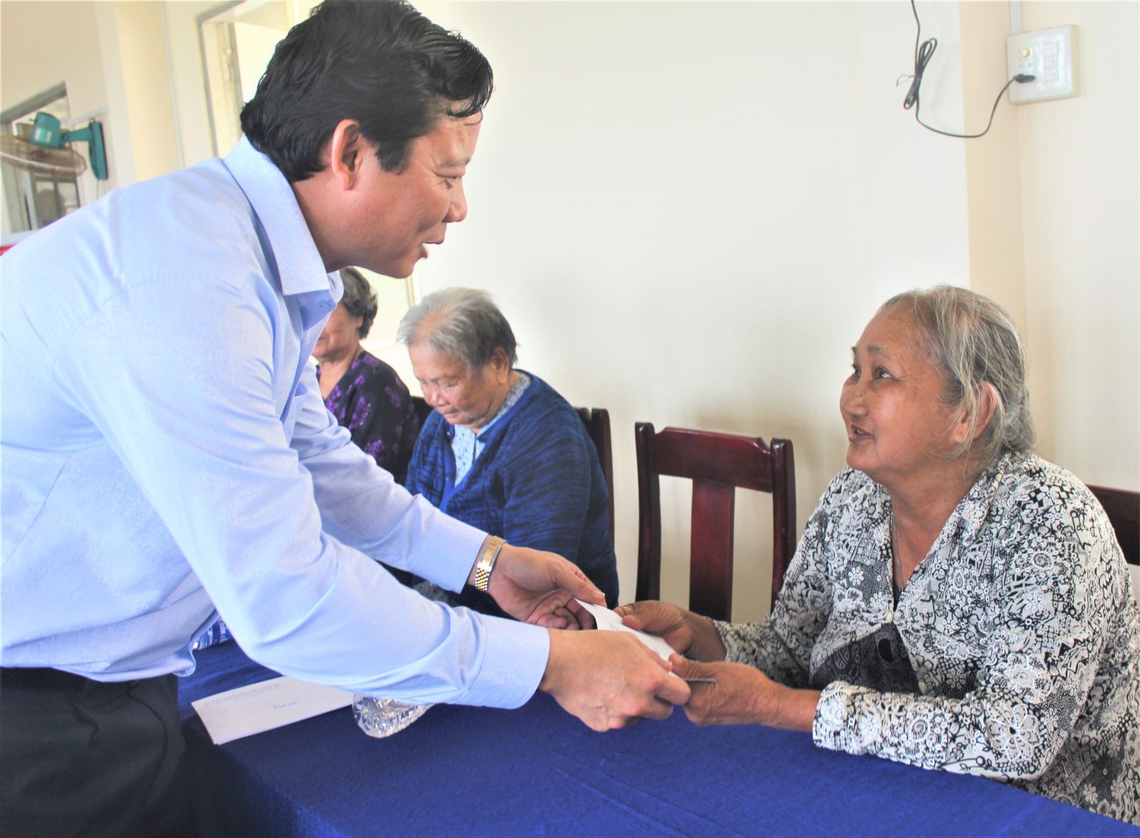 Long An leaders visit and give gifts to policy beneficiary families in Thua Duc commune Vice Chairman of Long An People's Committee - Pham Tan Hoa presents gifts to policy beneficiary families