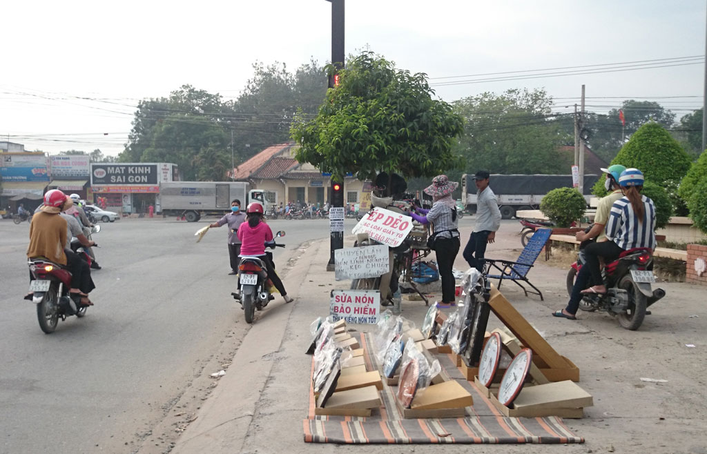 Lấn chiếm lòng, lề đường làm tăng nguy cơ tai nạn giao thông