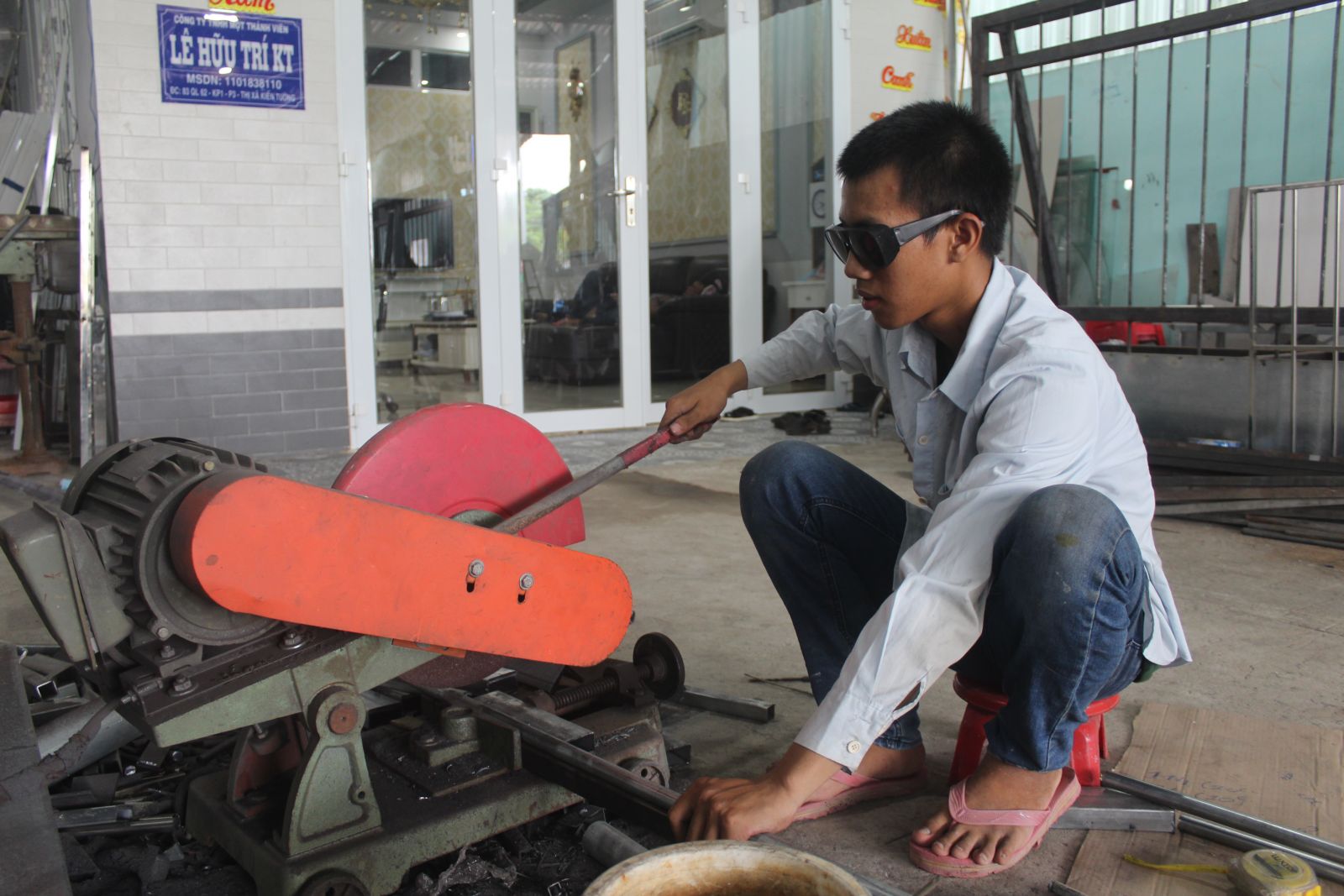 Nhờ học nghề, Gia Khang không chỉ có việc làm ổn định mà còn có điều kiện chăm lo cho gia đình