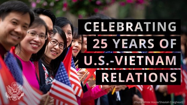 US Department of State values trade cooperation with Vietnam People hold the national flags of Vietnam and the US (Source: Twitter of US Department of State)