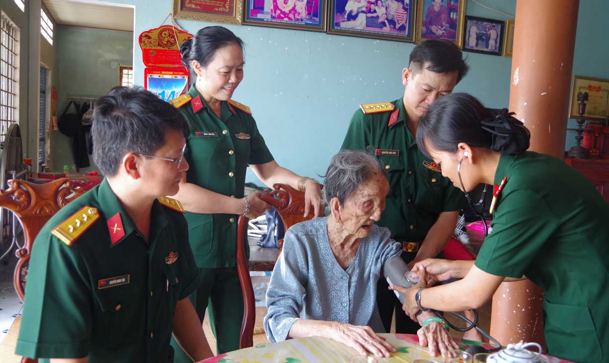 Đoàn công tác Bộ Chỉ huy Quân sự tỉnh đến thăm Mẹ Việt Nam Anh hùng Nguyễn Thị Xuyến