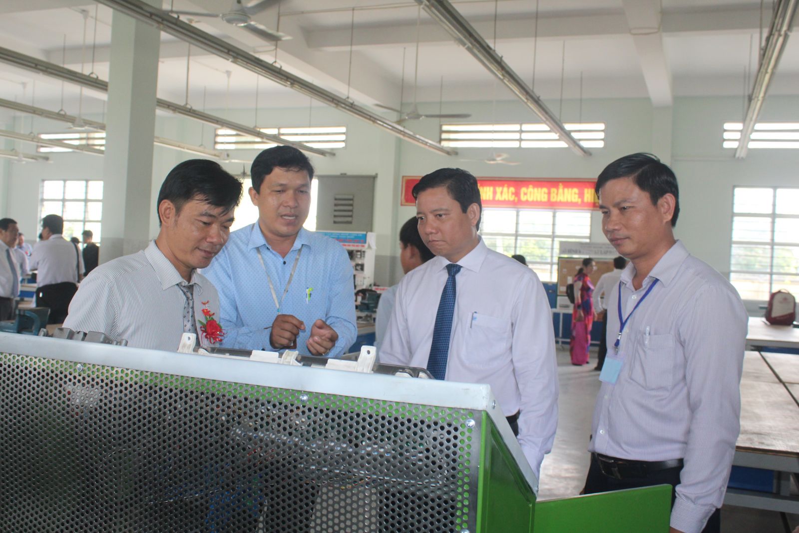 Bài 2: Nâng cao chất lượng đào tạo Trường Cao đẳng Long An luôn tạo điều kiện cho giáo viên tham gia Hội thi Thiết bị đào tạo tự làm