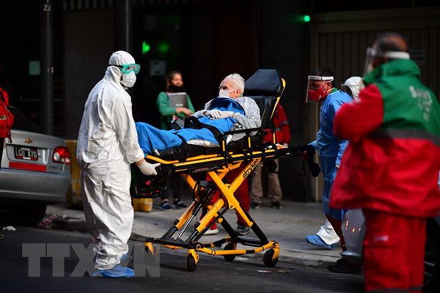 Nhân viên y tế chuyển bệnh nhân COVID-19 vào một bệnh viện ở Buenos Aires, Argentina. (Ảnh: AFP/TTXVN)